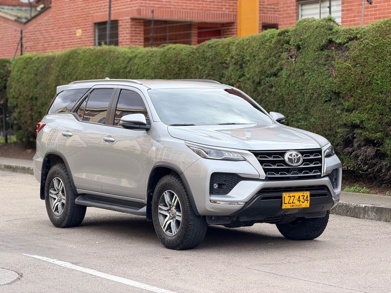 Toyota Fortuner SR I 2.4 I Diesel I 2023 - imagen secundaria 1