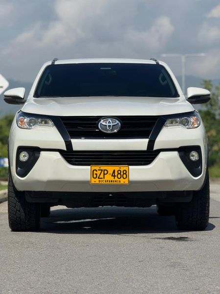 Toyota Fortuner SR 4x2 Turbo Diesel 2020 - Como Nueva - imagen secundaria 1