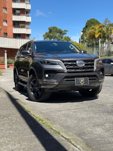 Toyota Fortuner SR 2024 - imagen secundaria 2