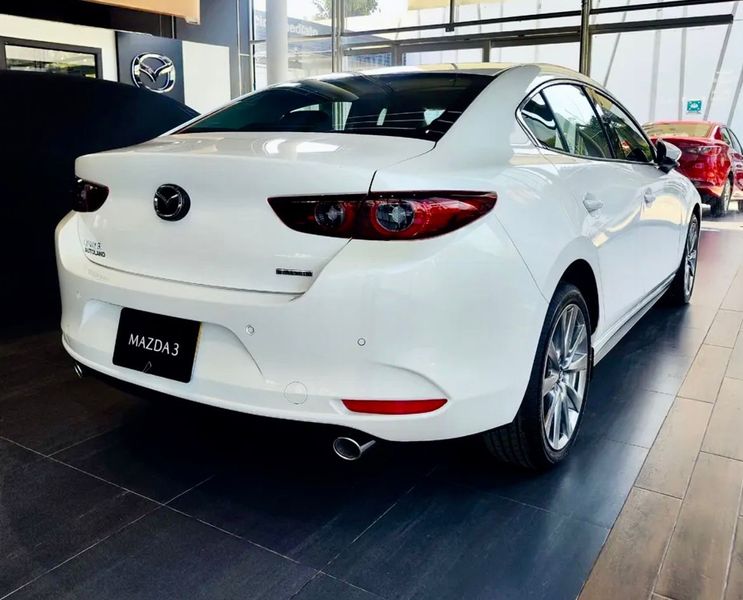 Mazda 3 Sedán Grand Touring 2.0 Híbrido MHEV Modelo 2027 - imagen secundaria 2