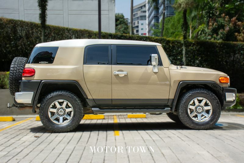TOYOTA FJ CRUISER 2023 - imagen secundaria 1