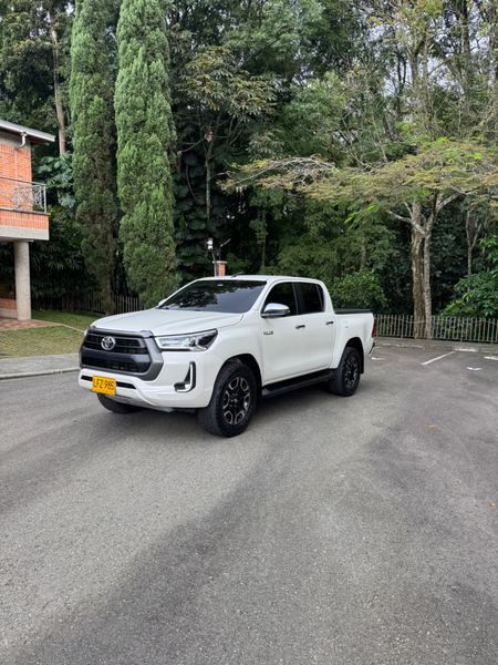 Toyota Hilux 2.4 Diesel 4x4 automática - imagen secundaria 2