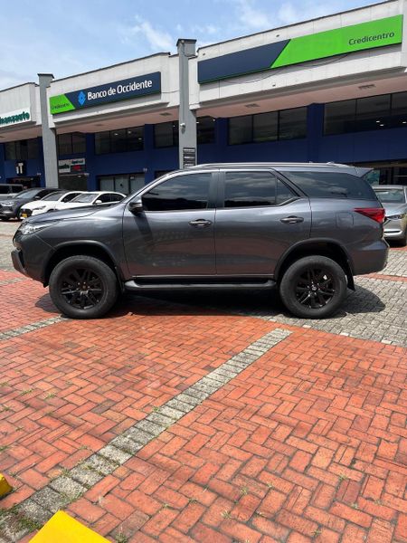 Toyota fortuner - imagen secundaria 2