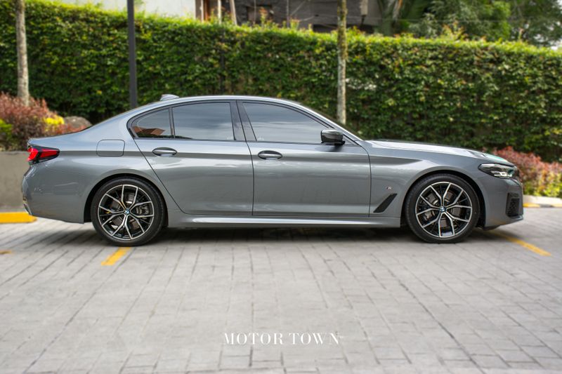 BMW 530i 2023 - imagen secundaria 1