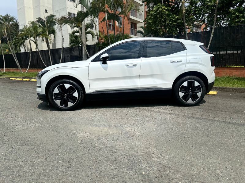 Volvo EX 40 Eléctrica - imagen secundaria 2