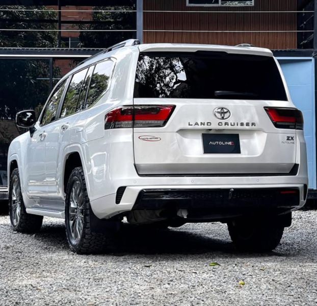 Toyota Sáhara Lc300 ZX Gasolina 2023 - imagen secundaria 2