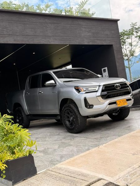 Toyota hilux SRX 2023 2.8 diesel - imagen secundaria 1