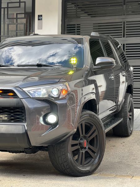 Toyota 4Runner SR5 modelo 2015 - imagen secundaria 1