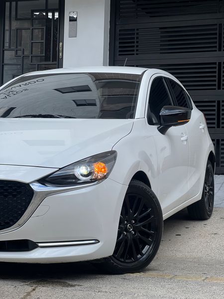 Mazda 2 Touring Carbón Edition modelo 2024 - imagen secundaria 1