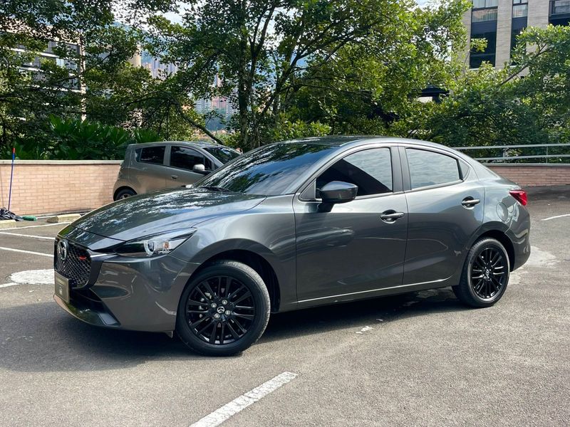 Mazda 2 grand touring sedan - imagen secundaria 1