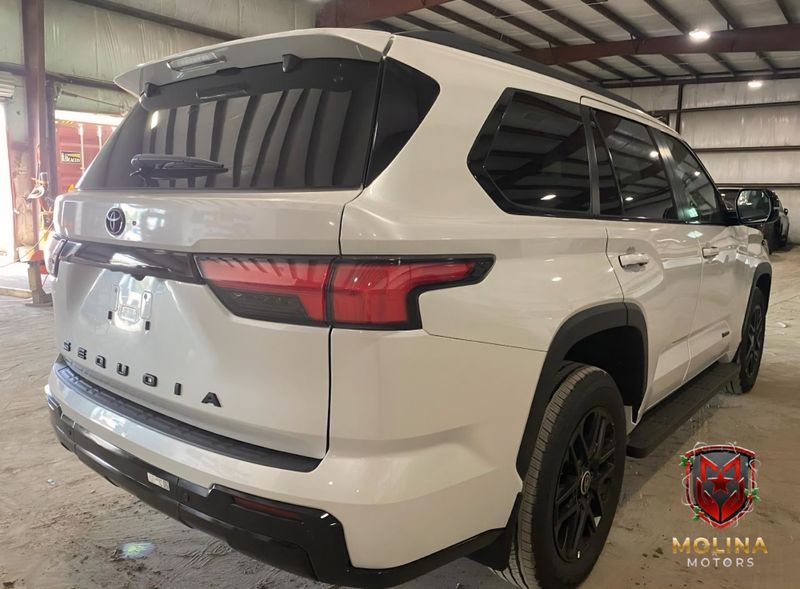 Toyota Sequoia Limited Nightshade 2026 - imagen secundaria 1