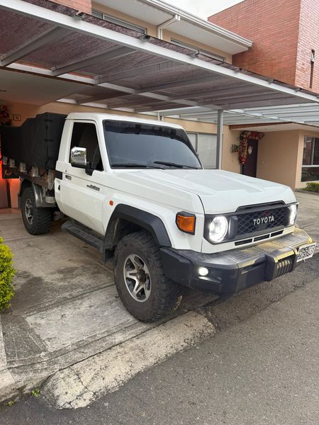 TOYOTA LAND CRUISER ESTACAS 2016 102.000KM - imagen secundaria 1
