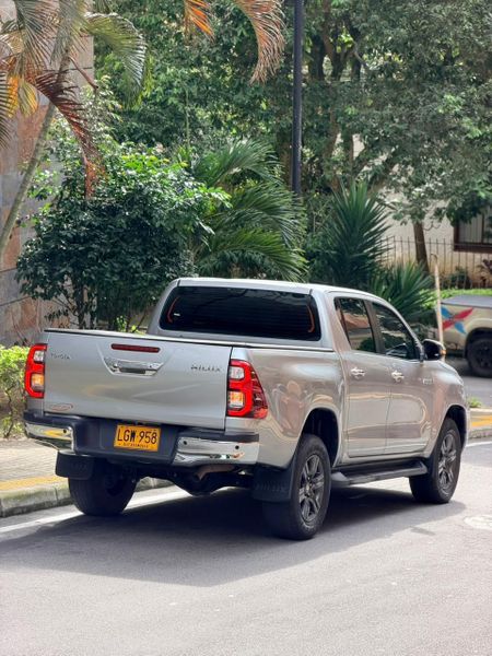TOYOTA HILUX 2.4 DIÉSEL AUTOMÁTICA 4X4  2023 - imagen secundaria 2