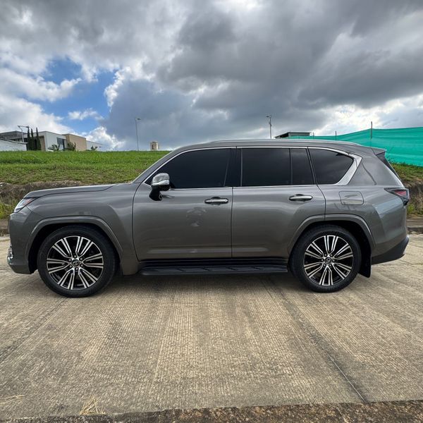Lexus LX700H Luxury 2025 Híbrida 0KM - imagen secundaria 1