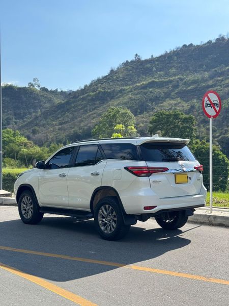 TOYOTA FORTUNER SRV 2.4 DIÉSEL  4x2  2022 - imagen secundaria 1