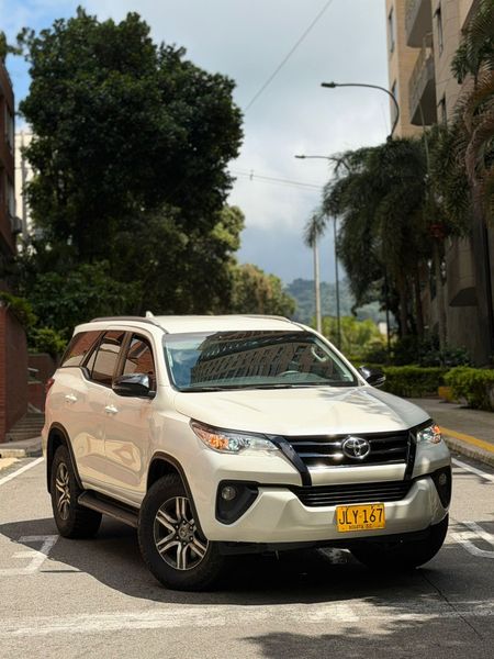 Toyota Fortuner SW4 2020 2.4 diesel - imagen secundaria 1