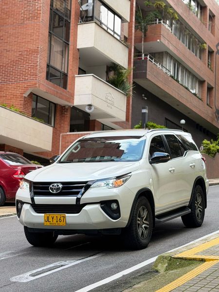 Toyota Fortuner SW4 2020 2.4 diesel - imagen secundaria 2