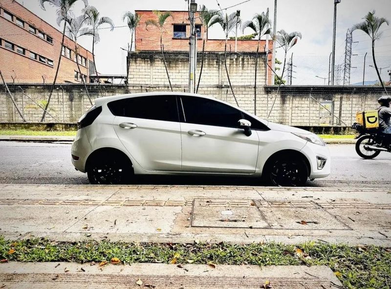 Ford Fiesta Se Hatchback 2012 - imagen secundaria 2