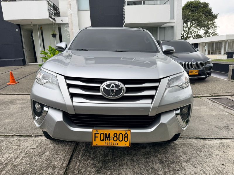 TOYOTA FORTUNER 2.4 CC STREET AT 4x2 DIESEL - imagen 1
