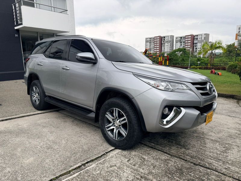 TOYOTA FORTUNER 2.4 CC STREET AT 4x2 DIESEL - imagen secundaria 1