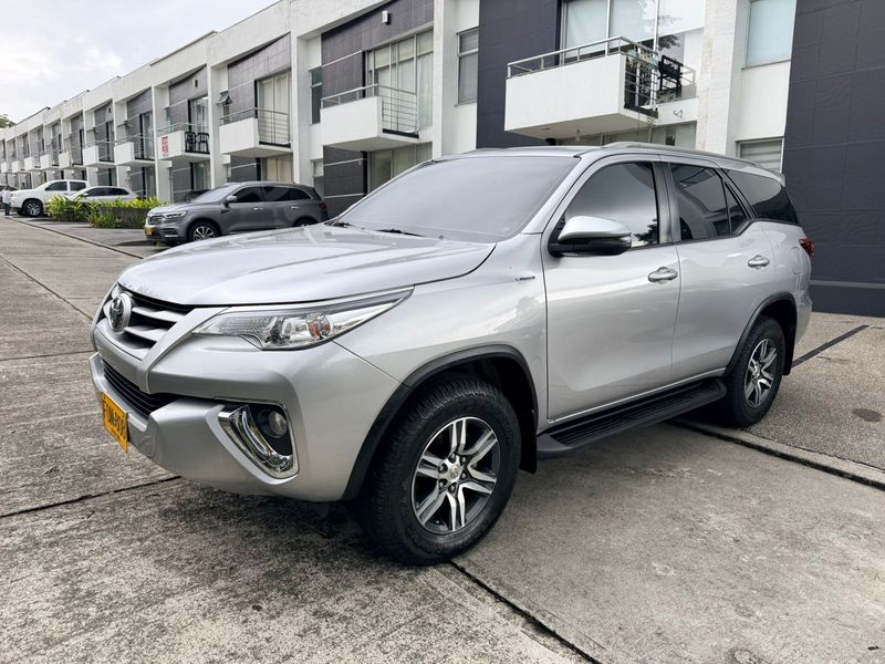 TOYOTA FORTUNER 2.4 CC STREET AT 4x2 DIESEL - imagen secundaria 2