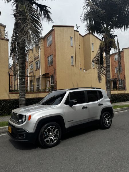 Jeep Renegade 1.8 Sport Plus AT 2019  87.000 km  6 Airbags  Cámara  Automática