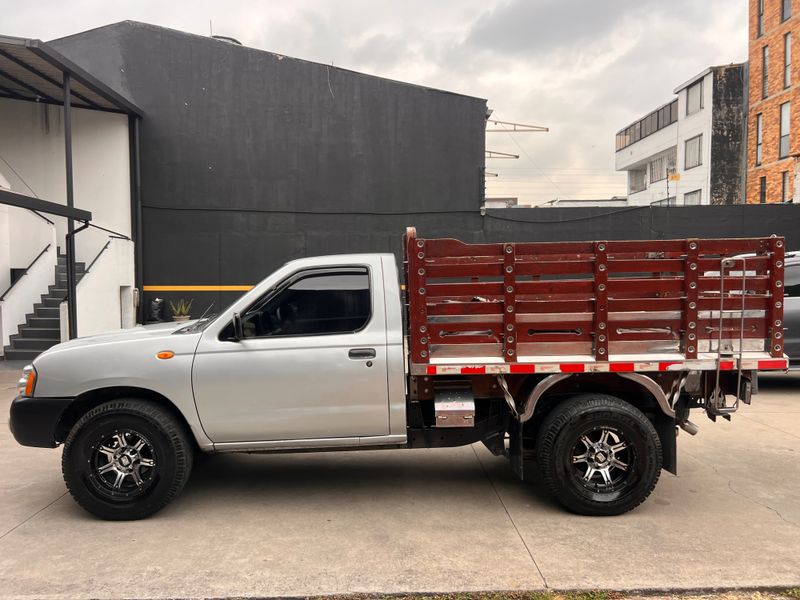 Nissan Frontier Estacas - imagen secundaria 2