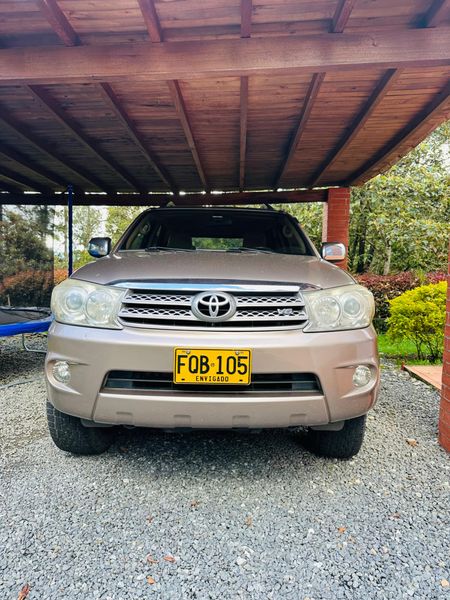TOYOTA FORTUNER 4.0 4x4 - imagen 1