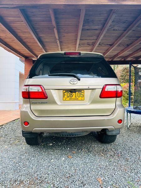 TOYOTA FORTUNER 4.0 4x4 - imagen secundaria 1