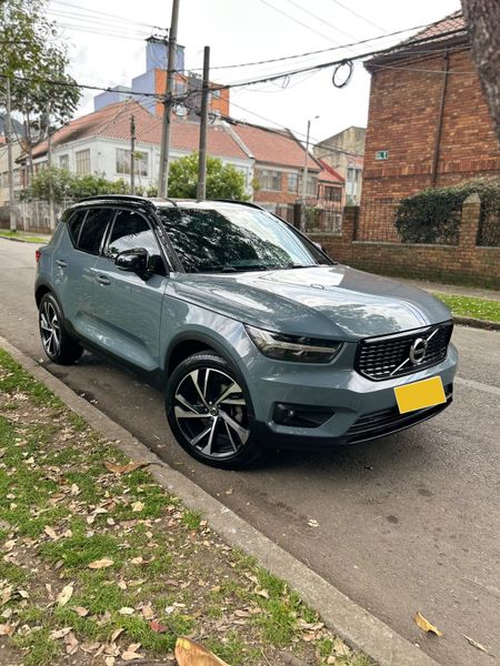Volvo XC40 versión B5