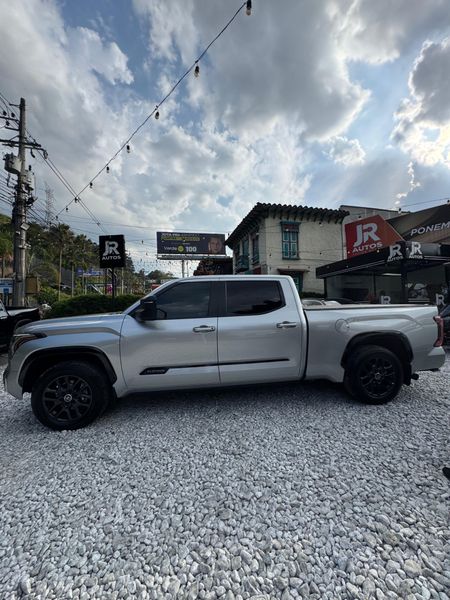 TOYOTA TUNDRA PLATINUM 2024 - imagen secundaria 2
