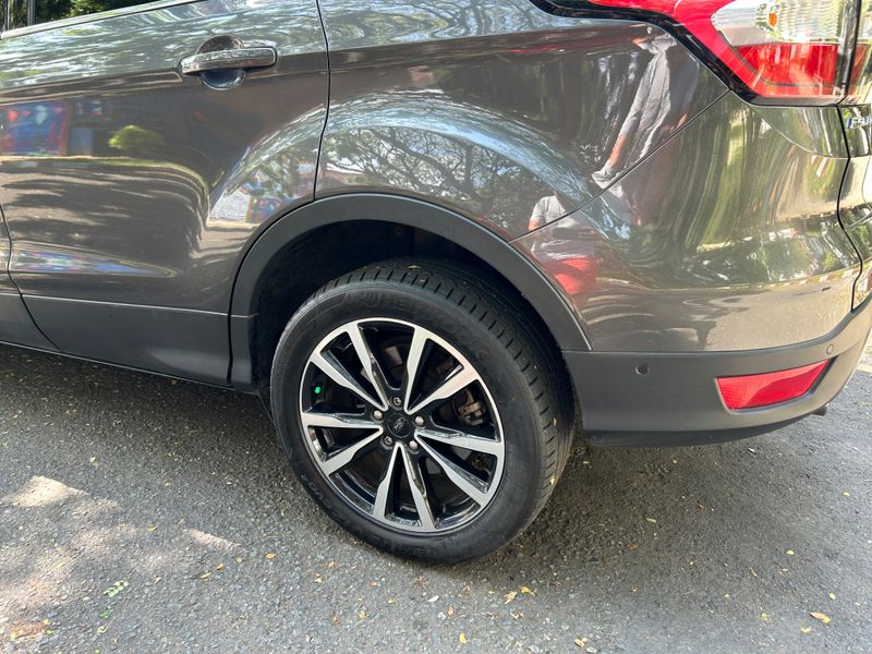 Ford Escape Titanium 2017 - imagen secundaria 2