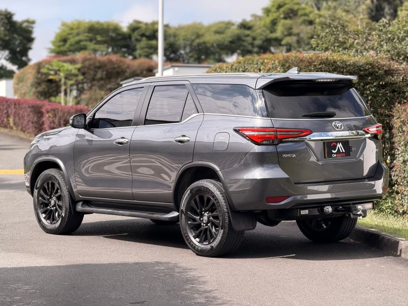Toyota Fortuner 2023 SRV - imagen secundaria 1