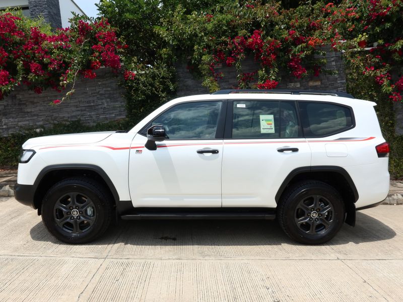 Toyota sahara LC300 GR  2025 NUEVA VERSIÓN - imagen secundaria 2