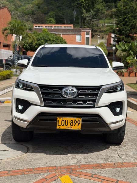 TOYOTA FORTUNER 2.8 B2 - imagen secundaria 1