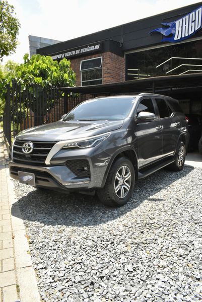 Toyota Fortuner Sr 2.4 Diesel 4x2 - imagen secundaria 1