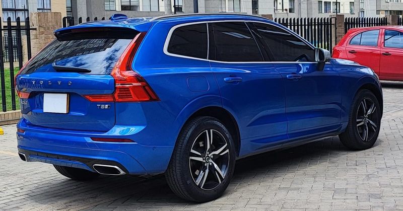 Volvo XC60 T5 AWD R-design - imagen secundaria 2
