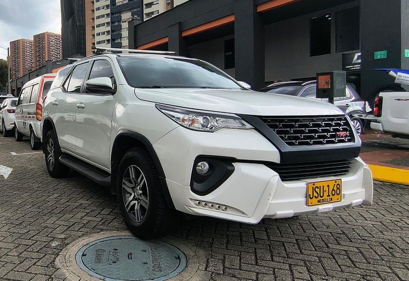 TOYOTA FORTUNER DIÉSEL 2.4 AT 2.020 - imagen secundaria 1