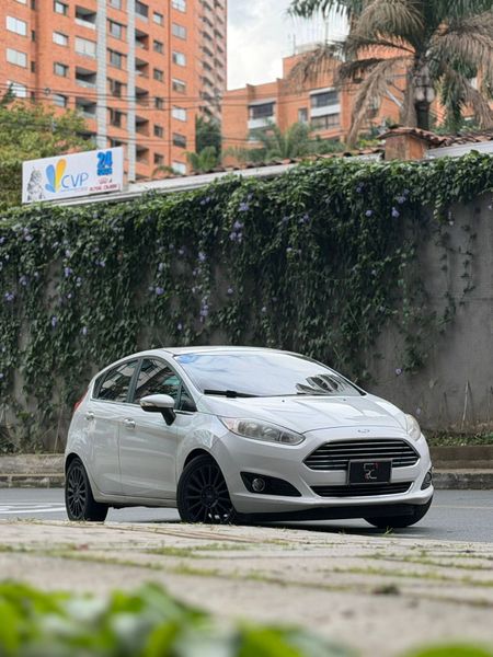 Ford Fiesta Titanium 1.6cc - imagen secundaria 1