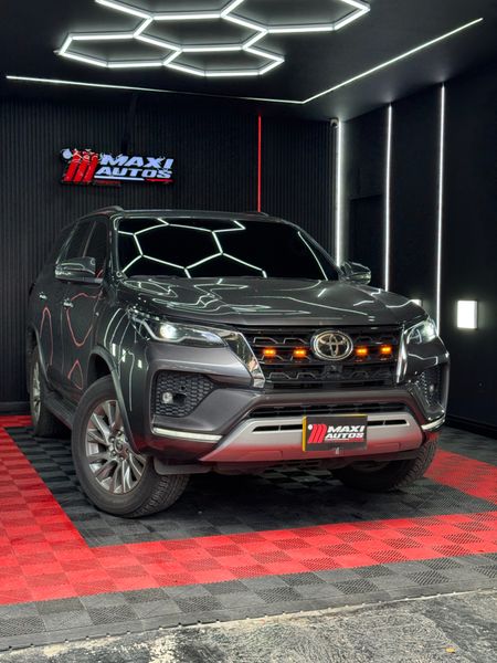TOYOTA FORTUNER SRV 2.4 AUTOMÁTICA DIÉSEL 4X2. MODELO 2022 - imagen secundaria 2