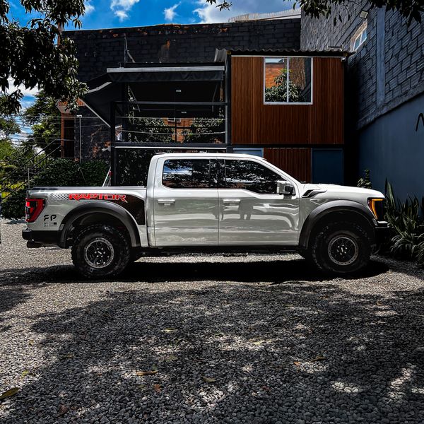 Ford F-150 Raptor Supercrew 2023 - imagen secundaria 1