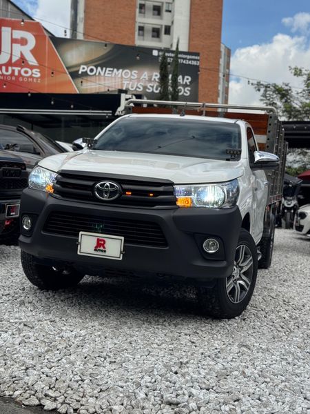 TOYOTA HILUX ESTACAS 2.7 gasolina 2023 - imagen secundaria 1