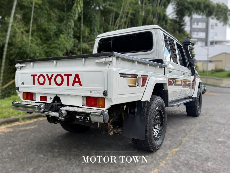 TOYOTA LAND CRUISER DOBLE CABINA HEMBRITA 2017 BLINDAJE 2 - imagen secundaria 2