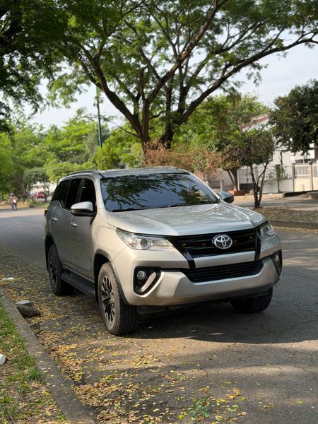 TOYOTA FORTUNER 4x2 DIÉSEL 2019 - imagen secundaria 2