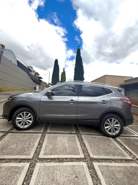 Vendo Nissan Qashqai 2.0 Advance Automática  Gris impecable - imagen secundaria 2