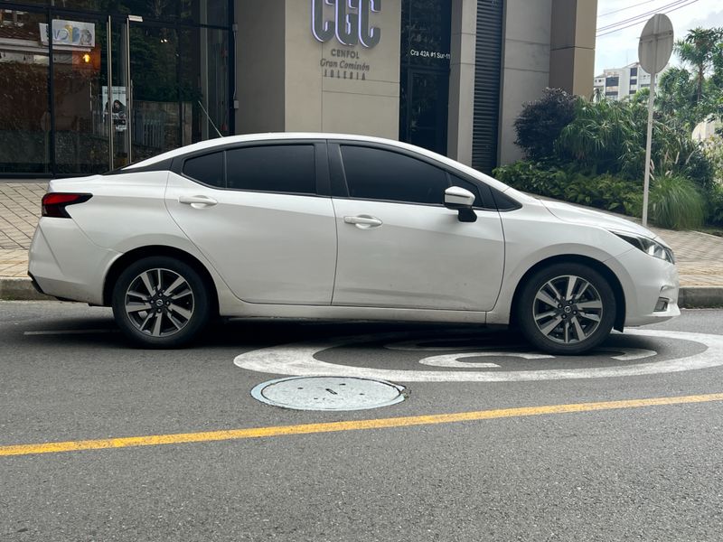 Nissan Versa 1.6 Exclusive 2022 - imagen secundaria 1