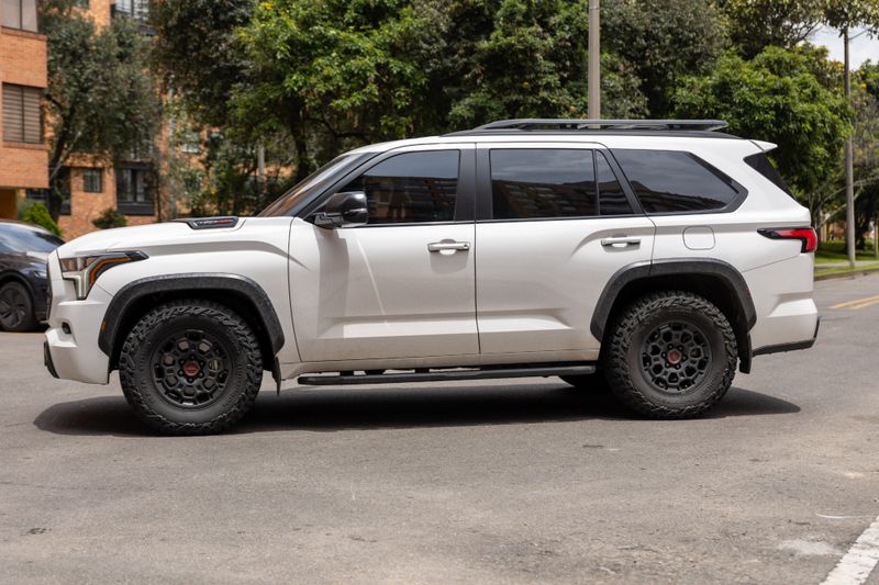 Toyota Sequoia TRD PRO 2025 - imagen secundaria 1