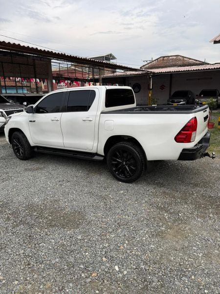 Toyota Hilux Srv 2019 4x4 automática - imagen secundaria 2