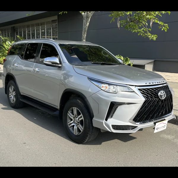 Toyota FORTUNER 2.7 4X2 con Body Kit LEXUS - imagen secundaria 1