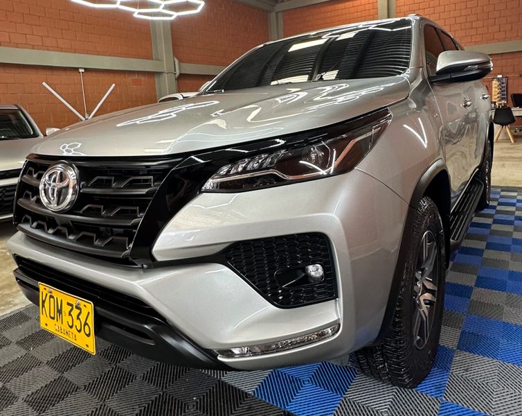 TOYOTA FORTUNER SR 2021 4x2 DIESEL - imagen secundaria 1